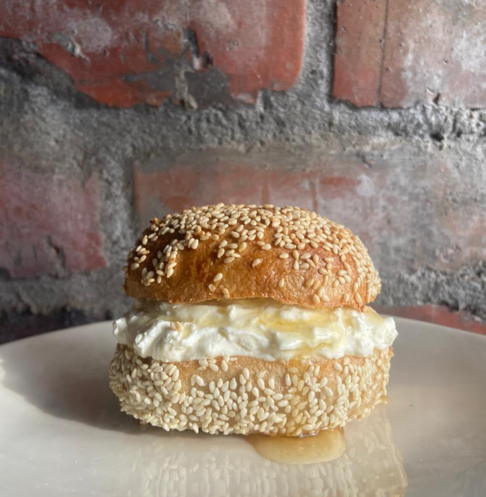 Whipped cream ricotta & honey beigel